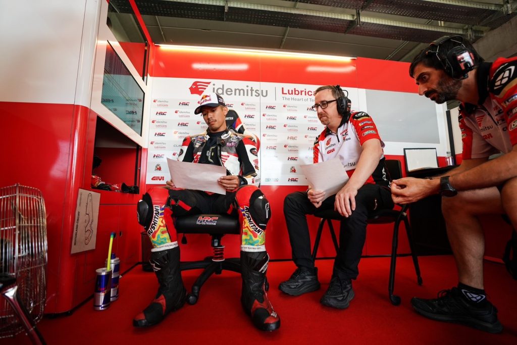 This image has an empty alt attribute; its file name is Q-MotoGP-%E0%B8%AA%E0%B8%99%E0%B8%B2%E0%B8%A18-02-1024x683.jpg